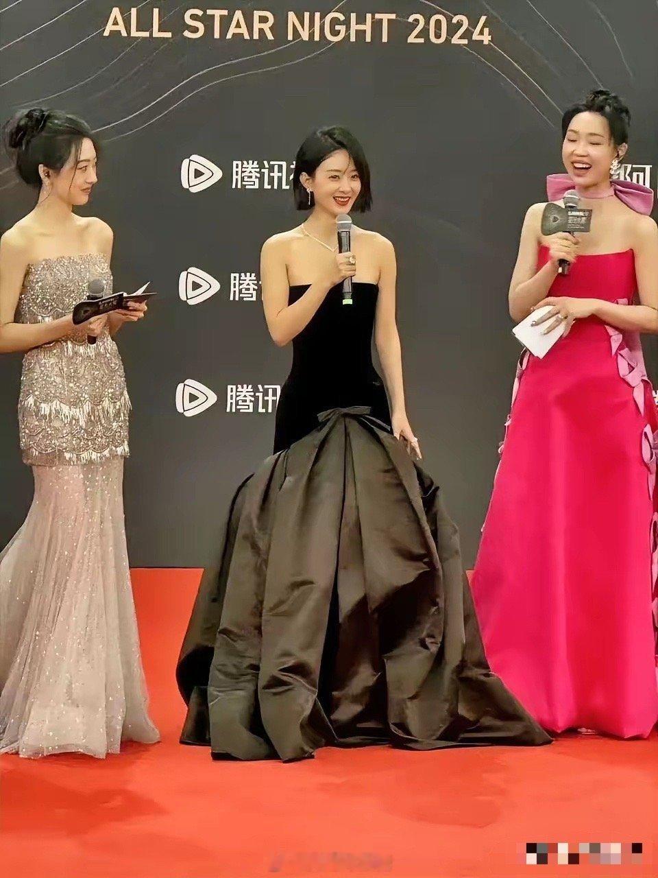 女演员真不能太矮，虽然赵丽颖挺美的，可我一眼看到的是左边的小姐姐。​​​