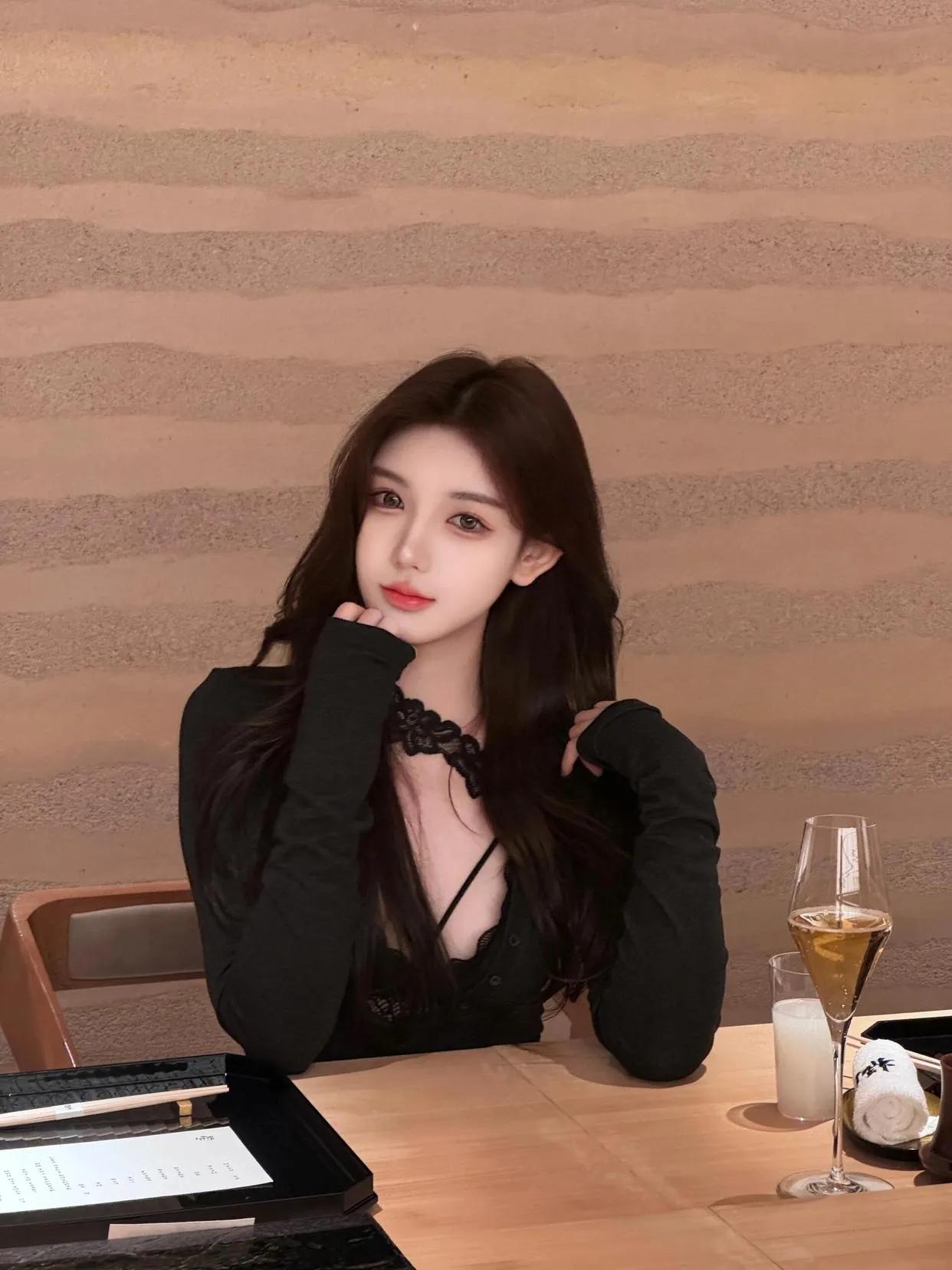 优雅下午茶时光，精致的咖啡与甜品。