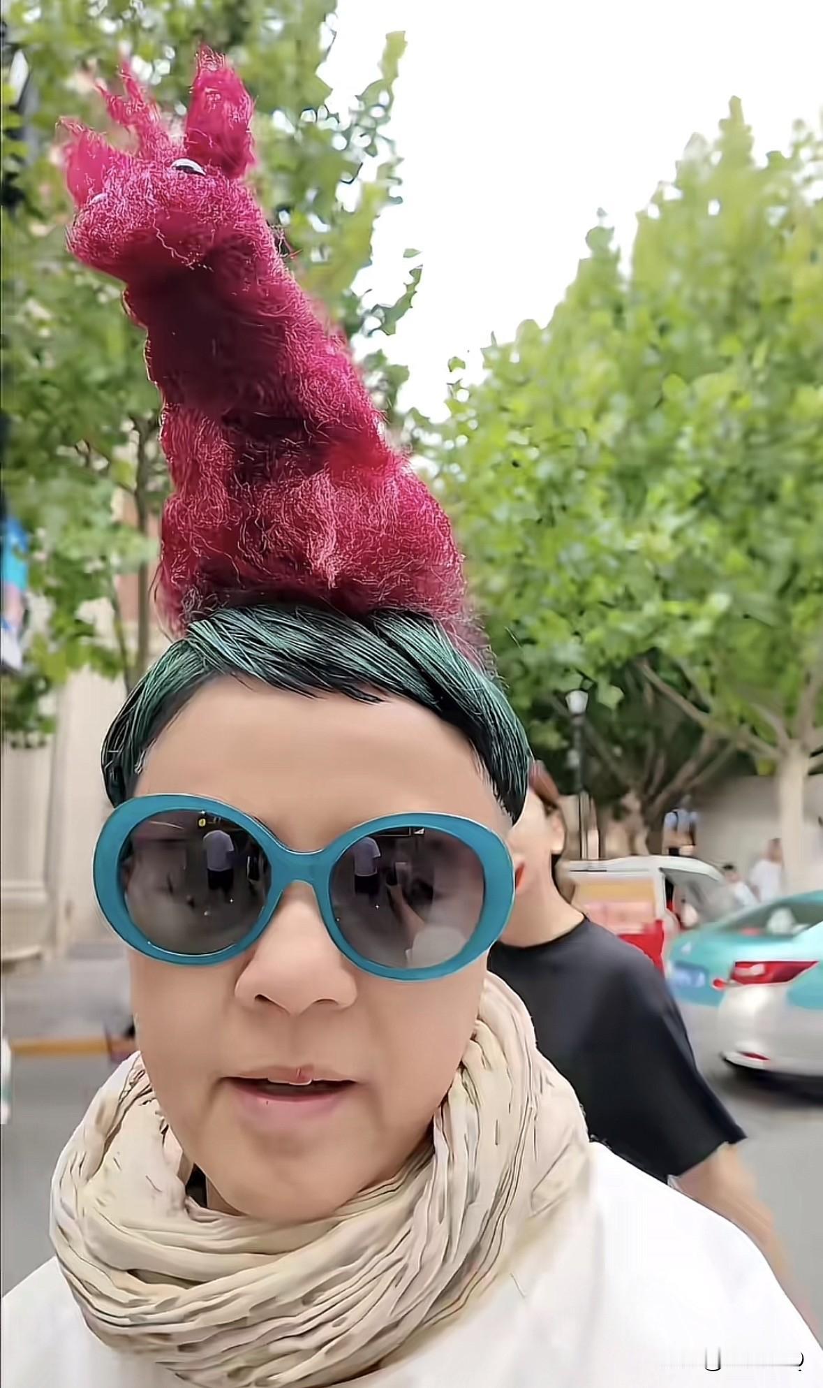 在广大网友千呼万唤下，顶着锅盖头的金龟子终于终于肯换发型了，但……老年叛逆期