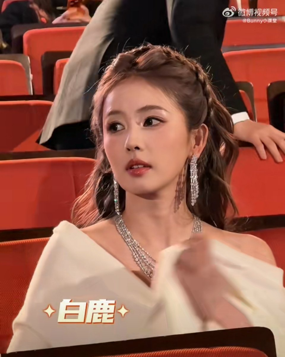 不带那个“浴巾”，好看多了​​​