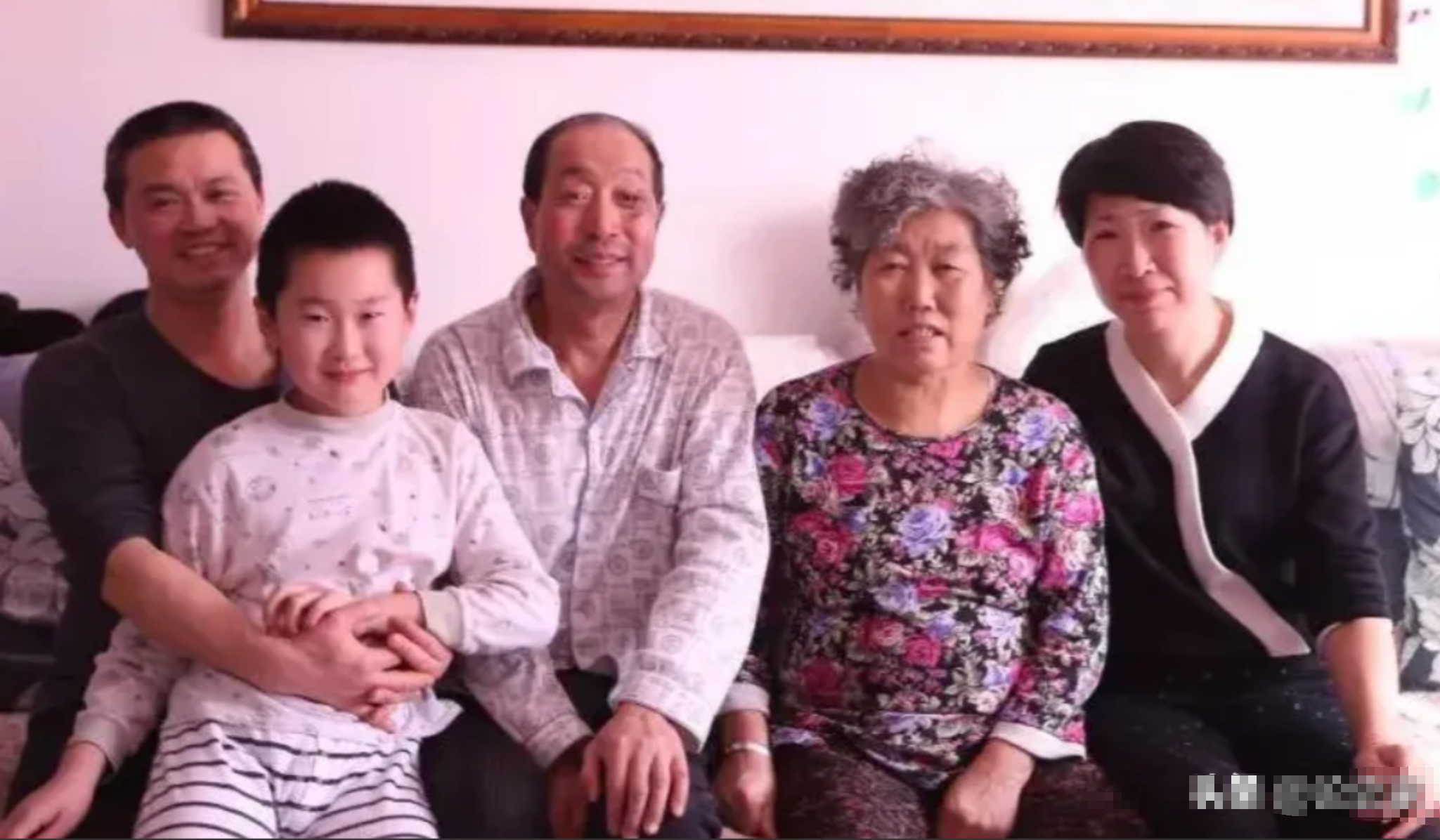 1997年，19岁海军为救落水群众牺牲，父母白发人送黑发人，痛不欲绝，谁知20年