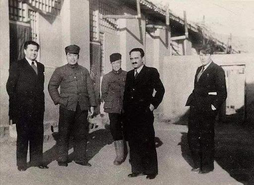 1949年初米高扬化名安德列夫，乘机抵达石家庄，翻译师哲和汪东兴前去迎接，并陪他