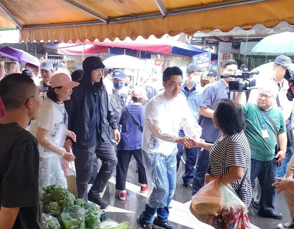 726大罢免下周六登场，台北市长蒋万安19日早上陪同立委王鸿薇到松山区南京市场扫
