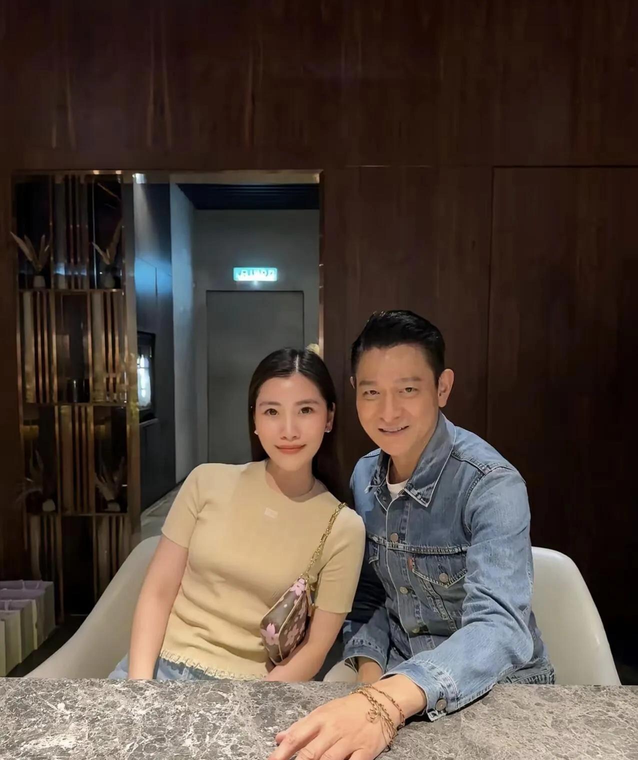 家人们谁懂啊！61岁刘德华现身马来西亚，竟是陪老婆朱丽倩回娘家聚餐！朱丽倩家可是