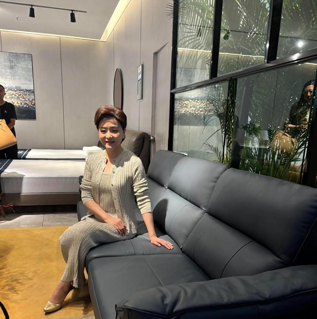 57岁杨澜在重庆一家商场看家具，她的穿衣打扮好贵气，一头短发又美又飒，身材保持非