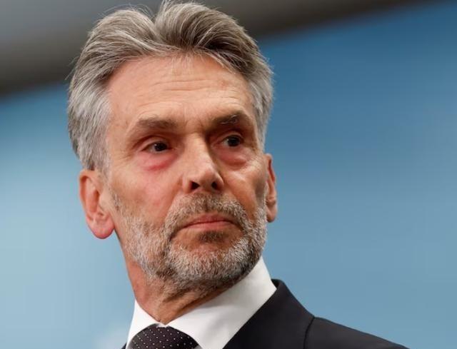 荷兰大选结果一公布全网直接炸锅，之前喊着“封边境、拒难民”，被吹得“要稳坐执政党