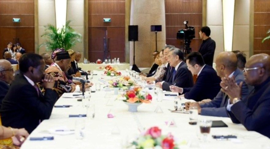 中国和非洲谈妥了5月26日，外交部长王毅在北京集会见非洲国家驻华使节并庆祝非洲
