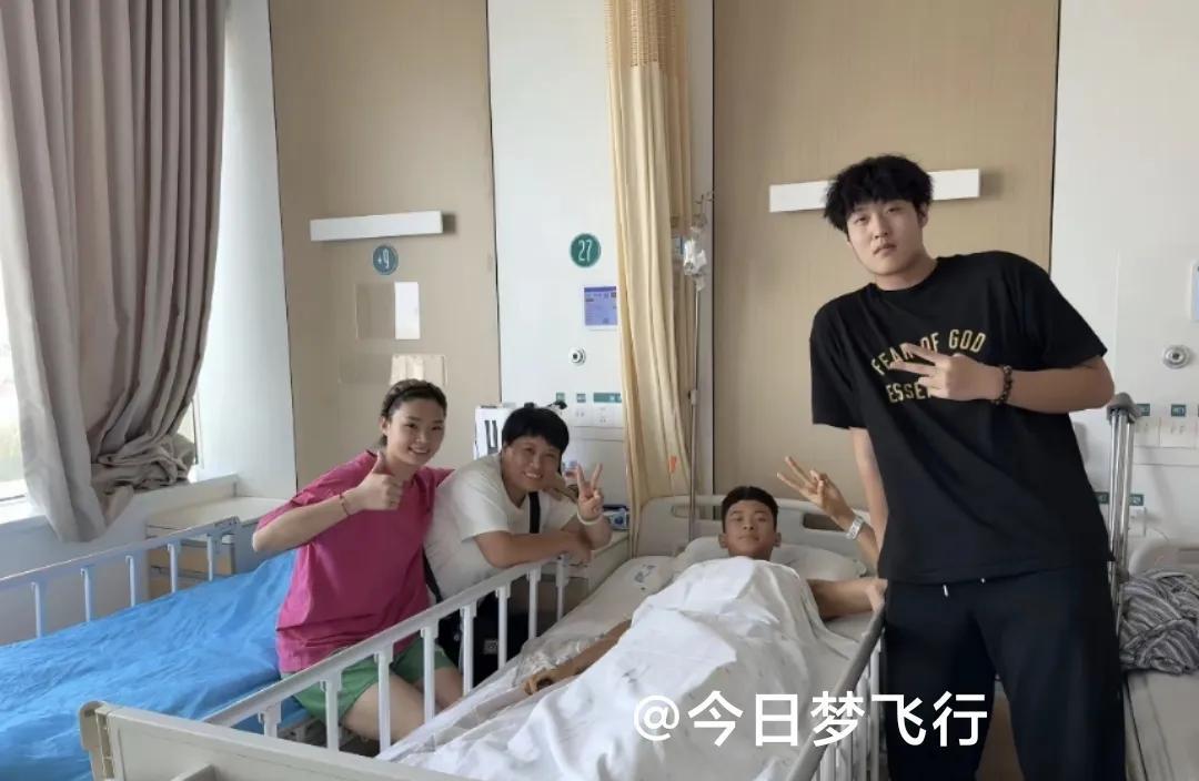 国青球员、广东队小将朱森铭胫腓骨骨折，今日顺利完成手木治疗！今晚，朱森铭更新个