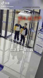 这几天被黄石这俩小男孩暖到了，连央视都主动点赞，这才是咱们普通人家养孩子该有的样