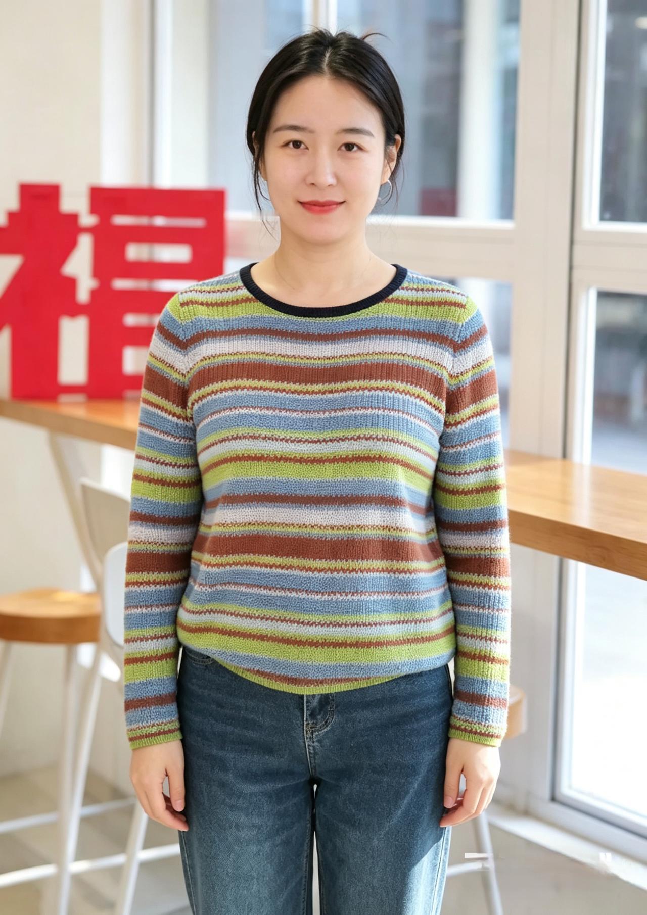 你站在窗前，像被时光温柔包裹眉眼平和，气质温润不用刻意张扬，自有安然的力量