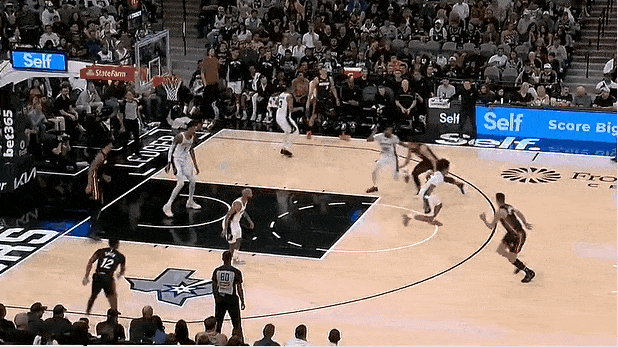 隔人大帽，常规操作！文班乃篮下怪兽哈克斯持球突入禁区，抬手准备抛投，文班亚马