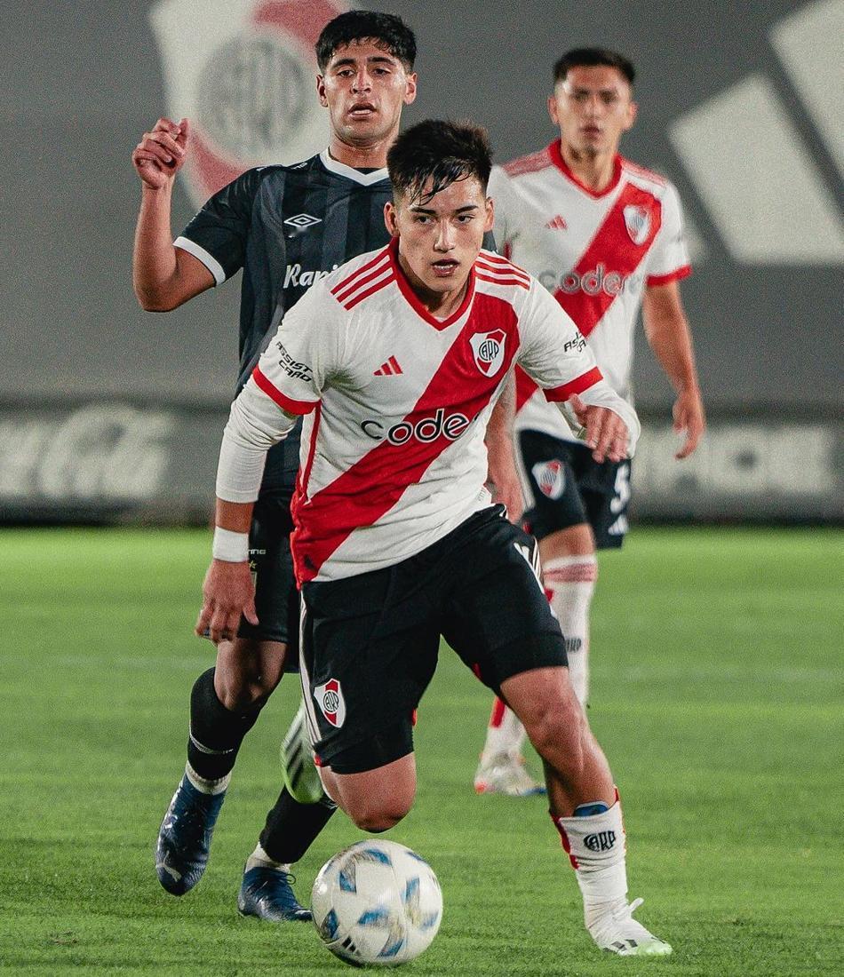 【穆帅笔记】因为巴西球员的虚高，加上皇马和巴萨的哄抬物价，本菲卡只能重点挖掘阿根