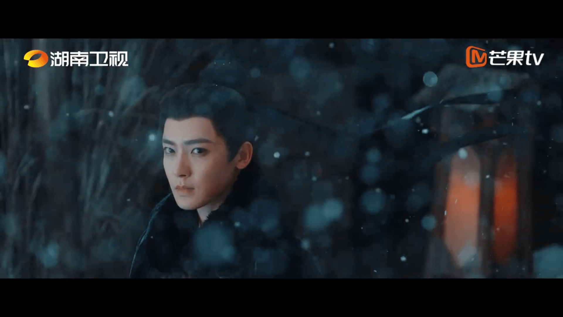 侯明昊掀帘神图有了救命！侯明昊掀帘瞬间帅到挪不开眼，新中式造型矜贵雅致，妥妥的