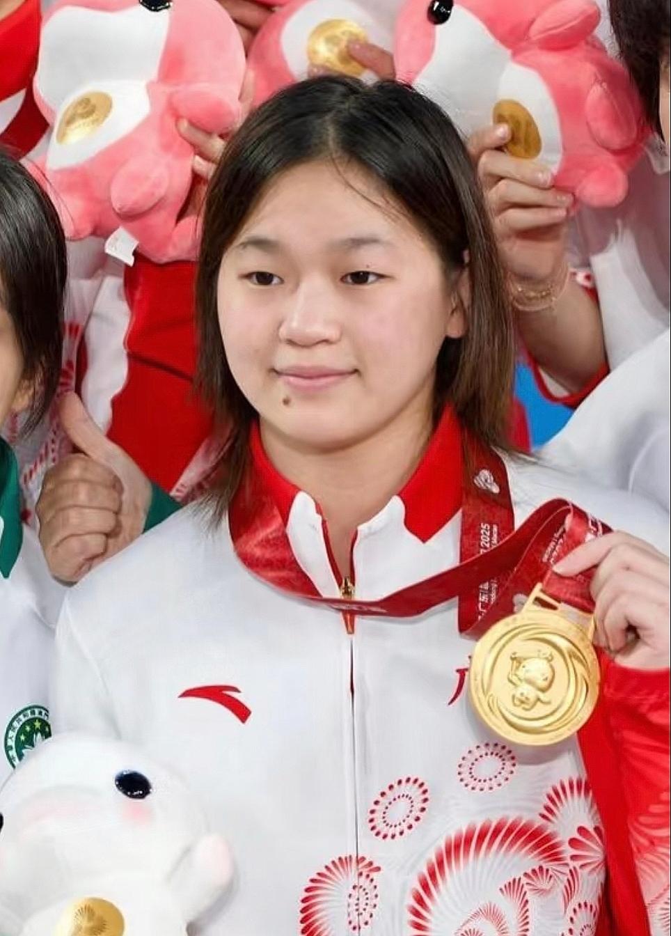 全红婵后面的路，早就不只有跳水台这么简单！首先国家给她的津贴，是她跳水的回