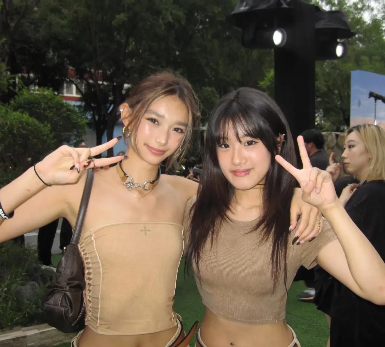 贾静雯的大女儿梧桐妹又更新美照了，这次是和闺蜜们一起合影的。梧桐妹刚刚过完20