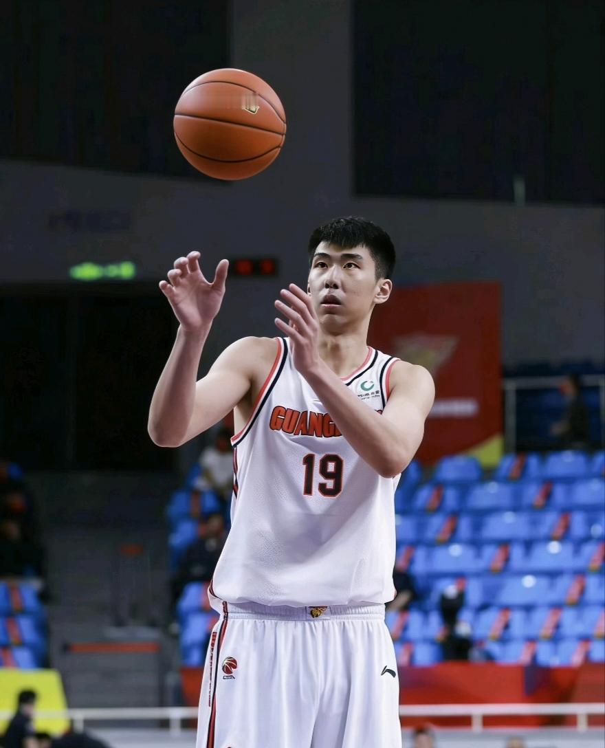 广州112：102战胜战胜南京，徐昕首功，24分14篮板2帽，正负值11。徐昕在