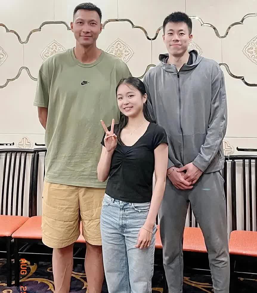 易建联和张镇麟身高真高，前面女孩子是谁？