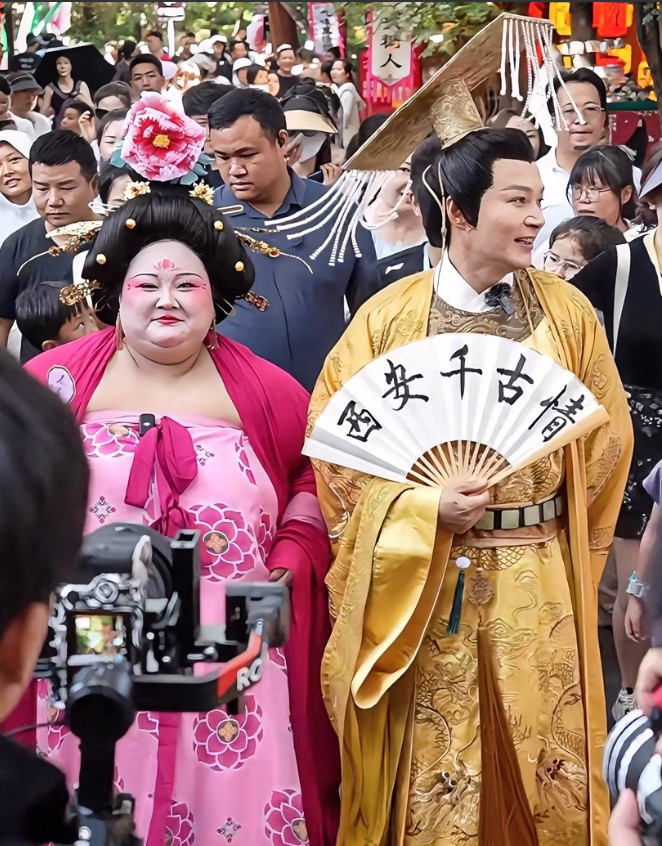 马景涛这会儿说不定正暗自庆幸——他总算不是唯一一个“放下身段”的老牌演员