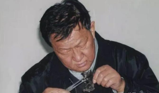1986年,一天夏夜，全村看露天电影，信用社老员工，却猛然听出几声“枪响”，不是
