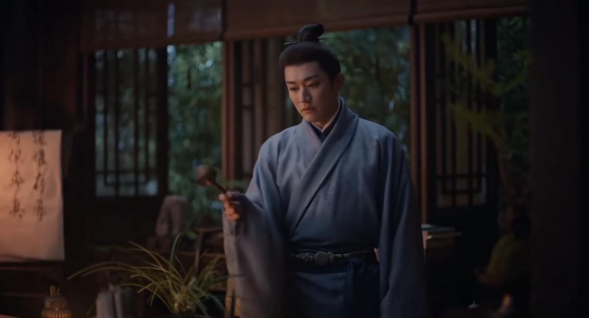 林锦岐看完兰香回到家，就换了一身文人衣服，宽袍大袖与以往武将打扮截然不同。笔墨纸
