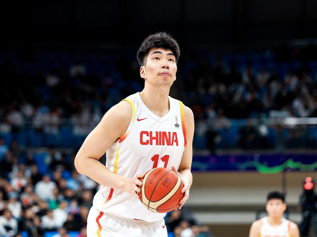 余嘉豪助力男篮两连胜，他又要飞回西班牙备战比赛了余嘉豪飞跃3万里，助力中国男
