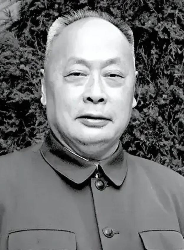 1955年全军授衔之前，刘少奇坚持反对给陈毅授元帅军衔，周恩来听闻此事，立马写了