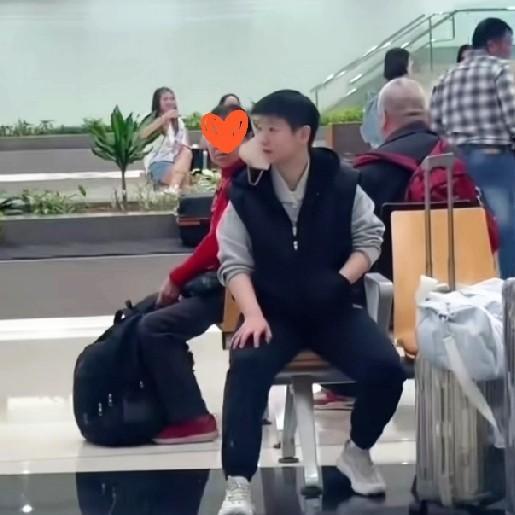 当镜头对准孙颖莎时，旁边阿姨的一个动作让全场笑疯。她以为在拍自己，还特意捋了捋