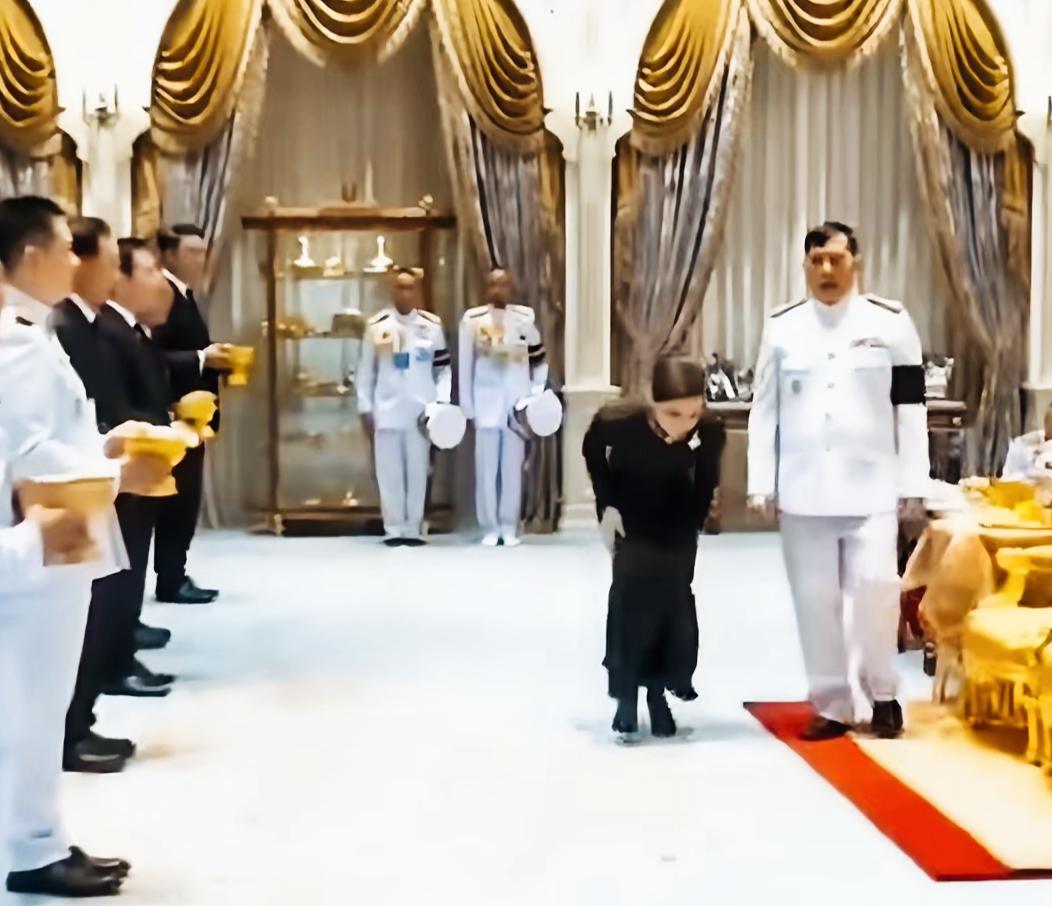 一个姿势就看出了，泰国国王的地位！穿着高跟鞋做这样的动作，应该也不简单吧？弯