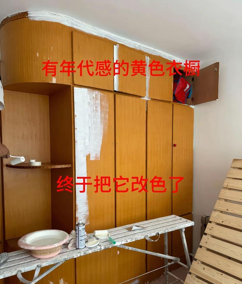 我爸家这老柜子用了10几年了，这几天找师傅把颜色给刷成白的的了，顺便把地面铺了一