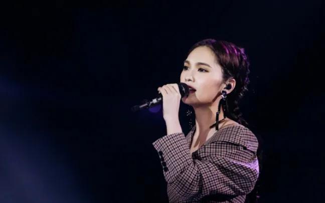 杨丞琳怎么也想不到，这么多年过去了，自己的对手居然还是那3位姐姐。而服装也是，