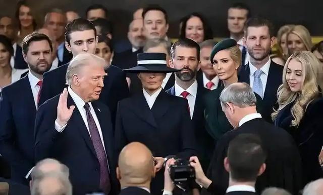 为什么美国没有贪官？不是美国没有贪官，而是美国从制度上把贪污合法化了。这个说