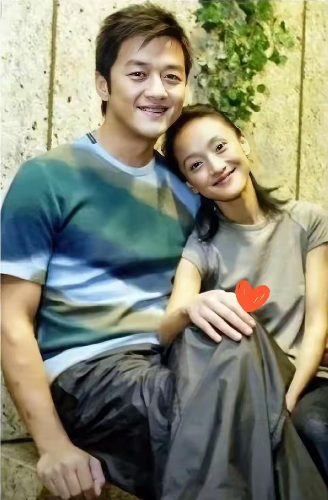 有点无聊，周迅手搭的地方是在李亚鹏的腿上还是自己的腿上呢？开始以为周迅穿着裙子，