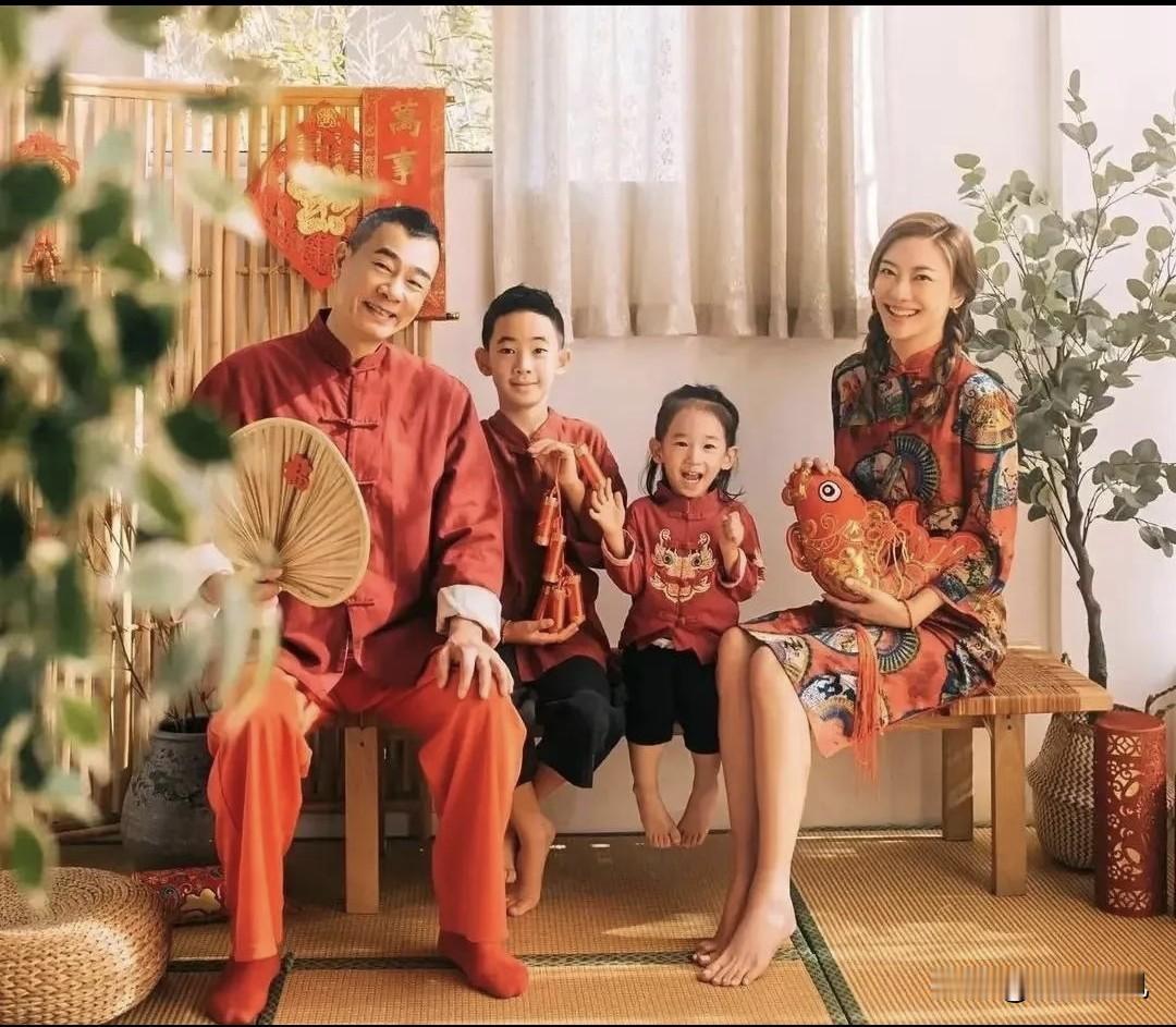 娱乐圈的育儿，方式五花八门，陈小春却偏偏走了一条“反套路”的路——不送孩子出