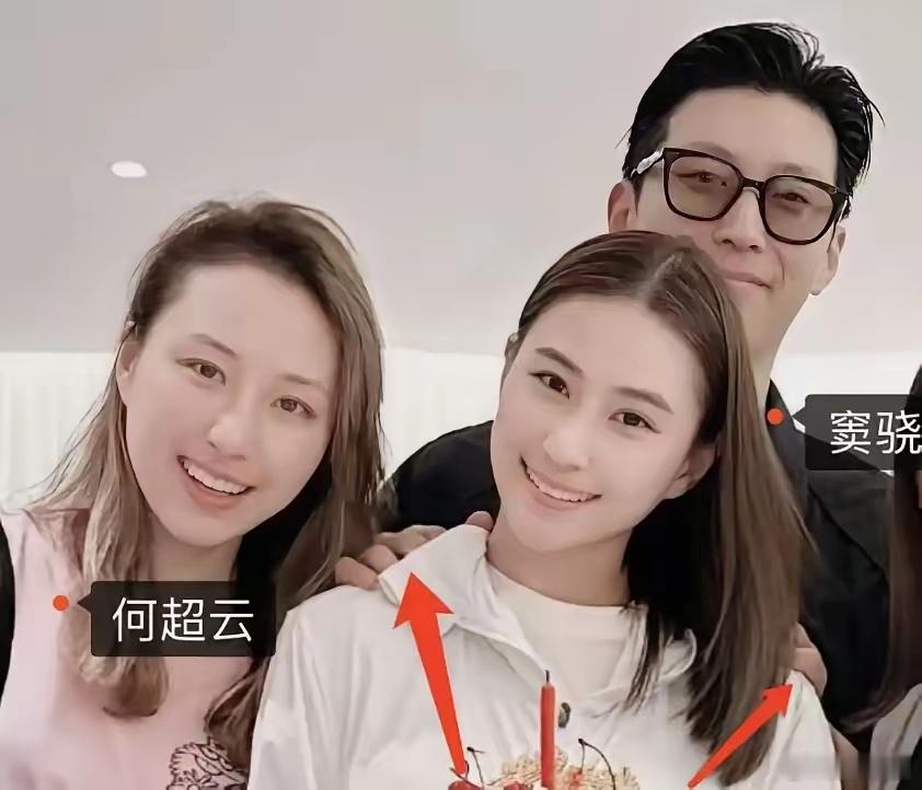 何超莲34岁生日回娘家过，妈妈出镜戴着翡翠贵气，窦骁没在身边何超莲34岁生日选择