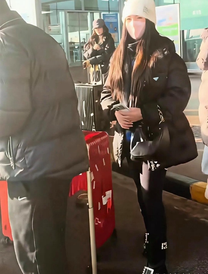 王诗龄学校放圣诞假了，刚走没俩月又回北京，这次是真瘦了，腿细不少，还换上新款手机