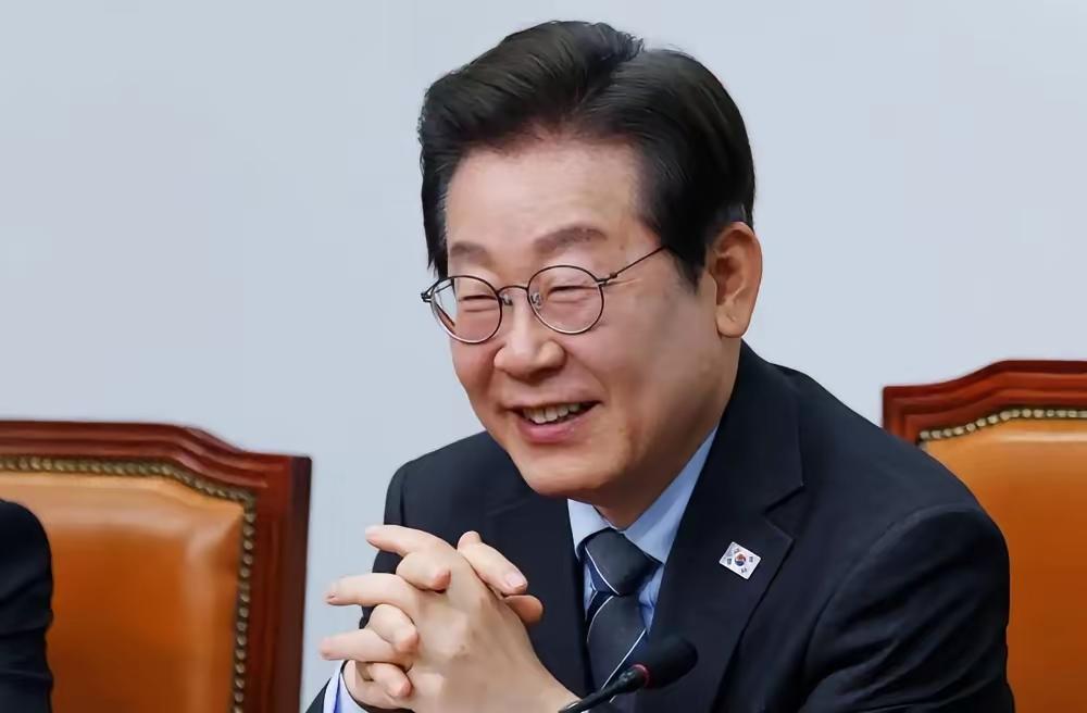 李在明回应台海问题：展现理性与担当在专访中，面对西方记者尖锐逼问“台海冲突韩