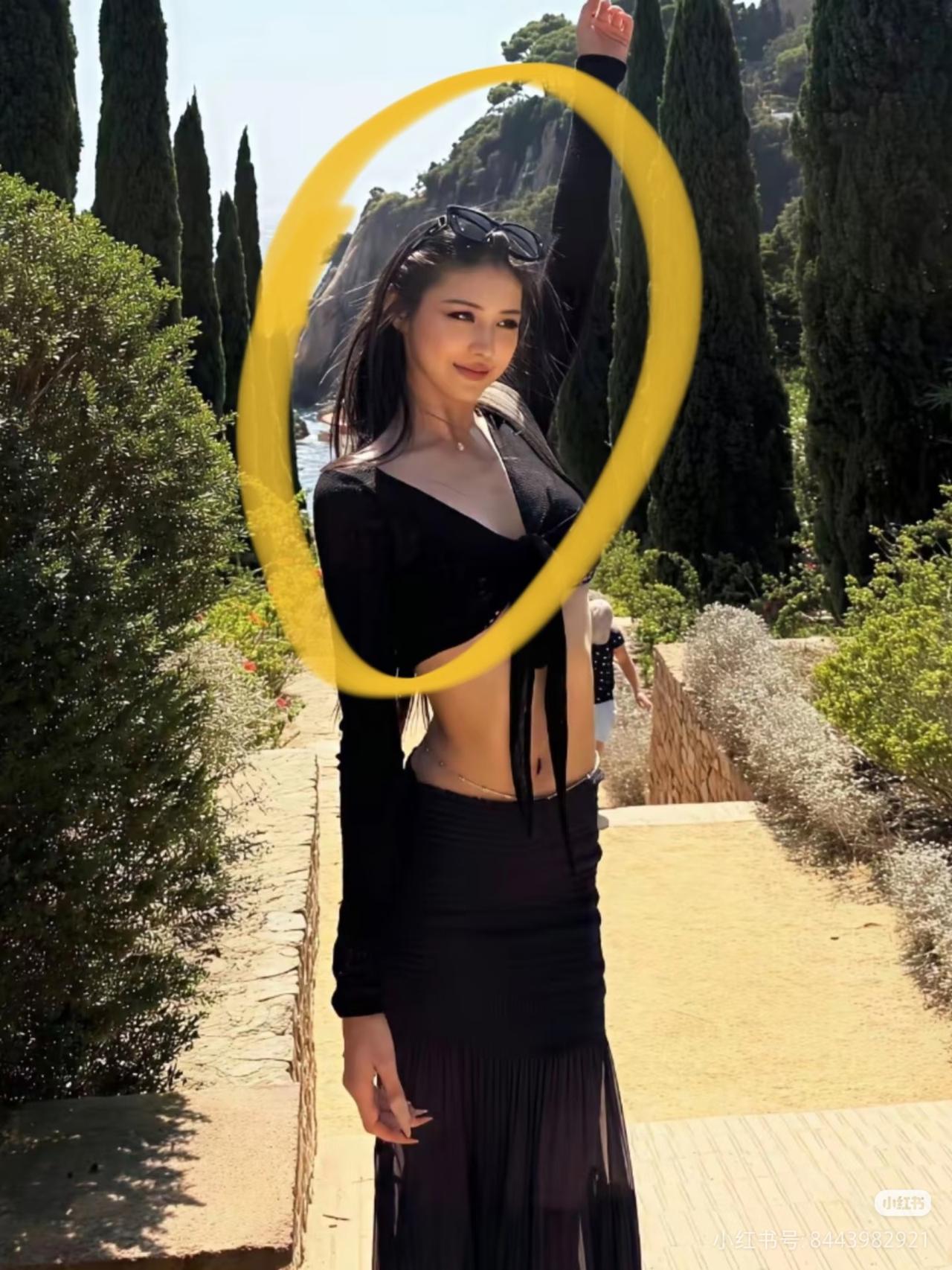 小苹果这组度假照一出来，我盯着看了好一会儿——不是那种刻意摆出来的漂亮，是那种往
