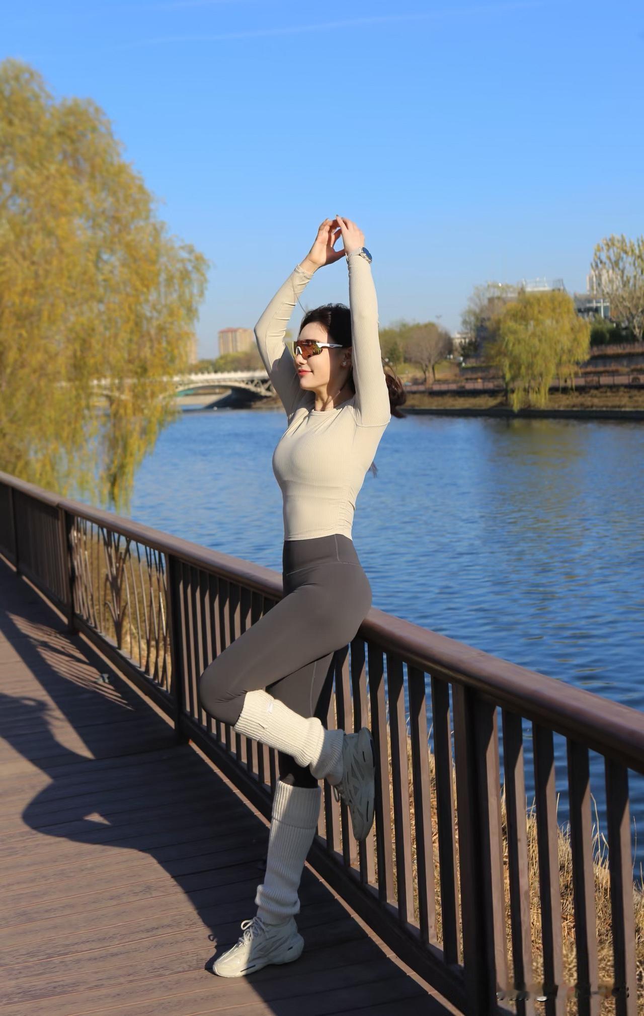 在湖边伸展，享受阳光和新鲜空气！🌞💪