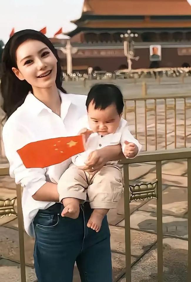 马筱梅带着刚满7个月的儿子去天安门打卡，记录下宝宝人生里第一个国庆节！这一组