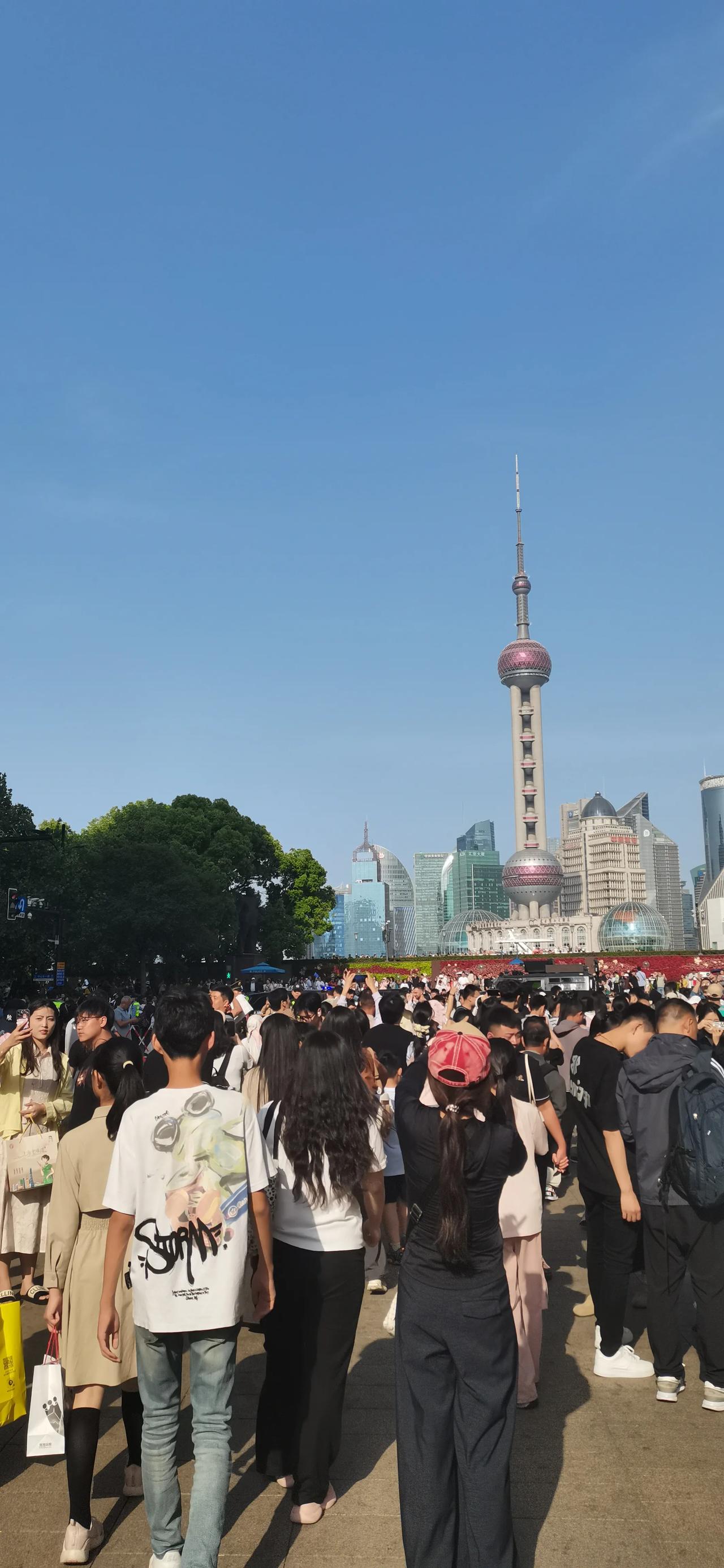 上海城市风光上海南京路的人流和人气确实很惊人。每次去那里，都被汹涌的人潮震撼。