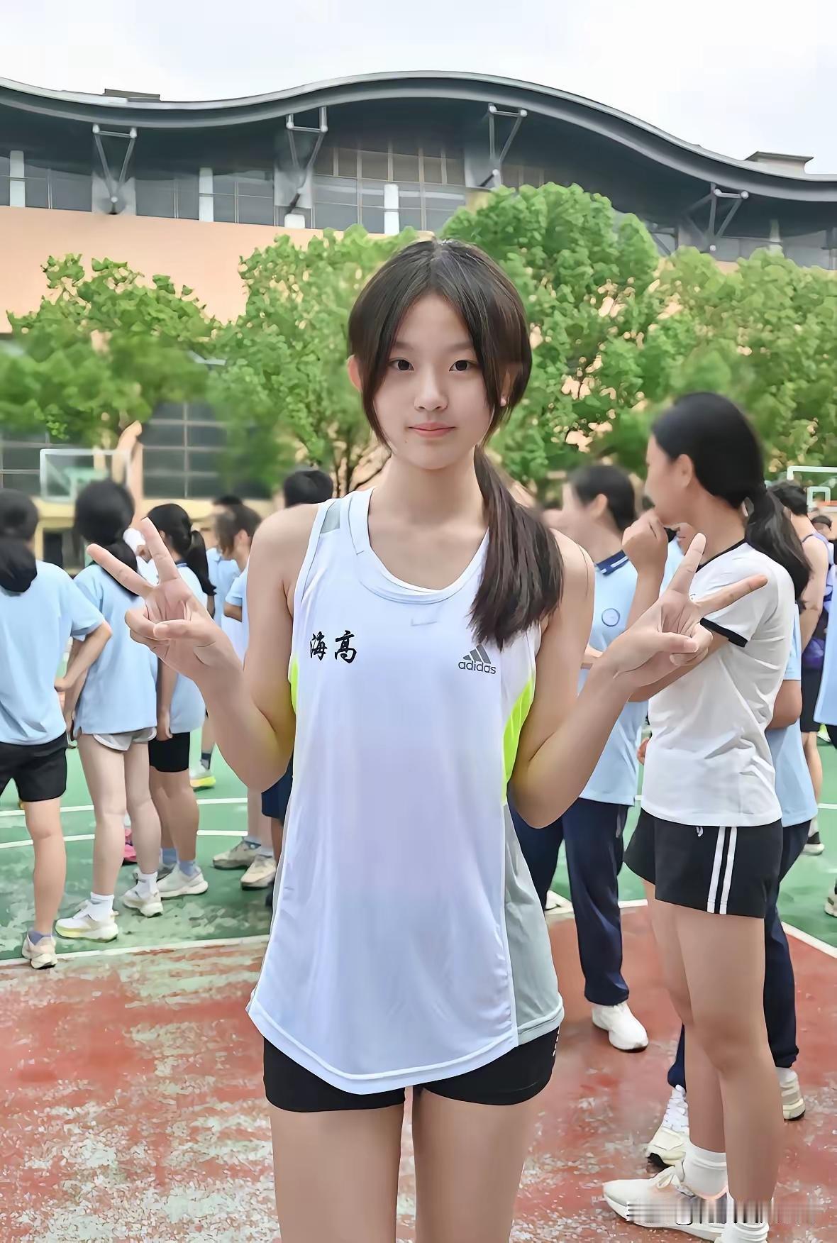 运动场的风裹挟着少年的朝气，运动背心勾勒出鲜活的线条，比出的剪刀手藏着青春独有的