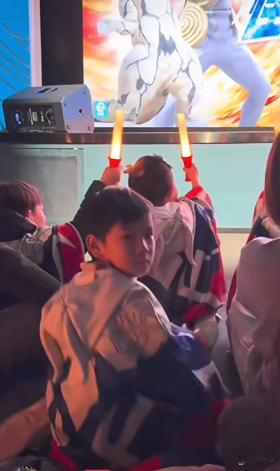 凉皮这孩子又长高了呢。看来美丽带着二宝旅行回来了，今天周末，她带着凉皮和二宝出