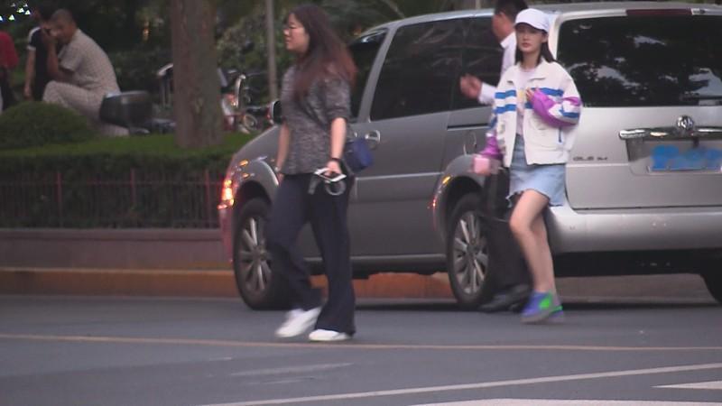 “她骑得慢，他就撞人！行车记录仪揭穿真相，5天拘留大快人心！”“简直坏透了！