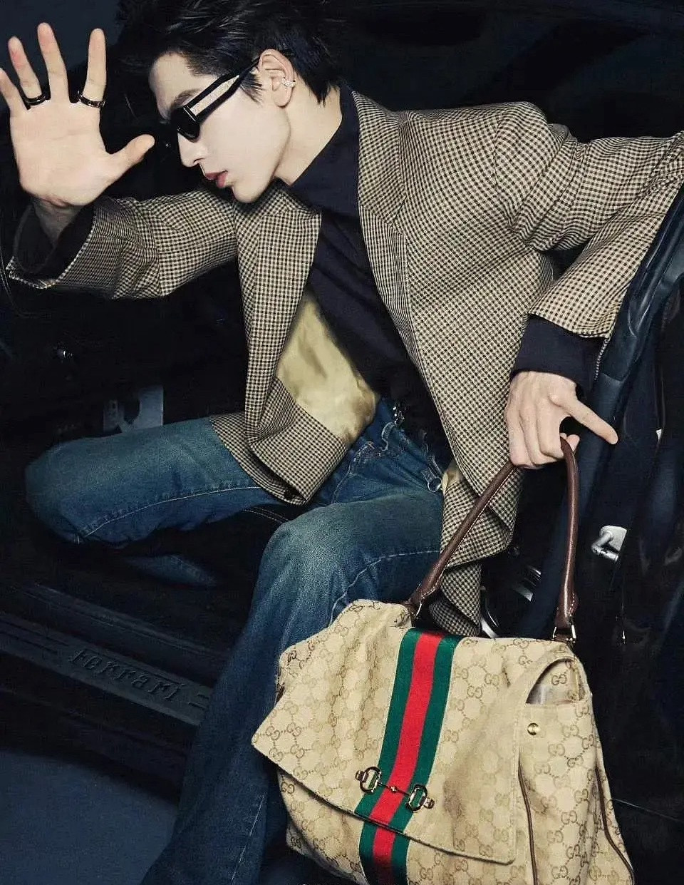 时尚感真的是与生俱来的啊，宋威龙随意一蹲比张凌赫硬摆的好一百倍