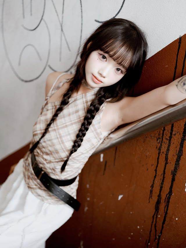 少女心爆棚的甜美穿搭，复古涂鸦背景，轻松自然，尽显青春活力！💕📸