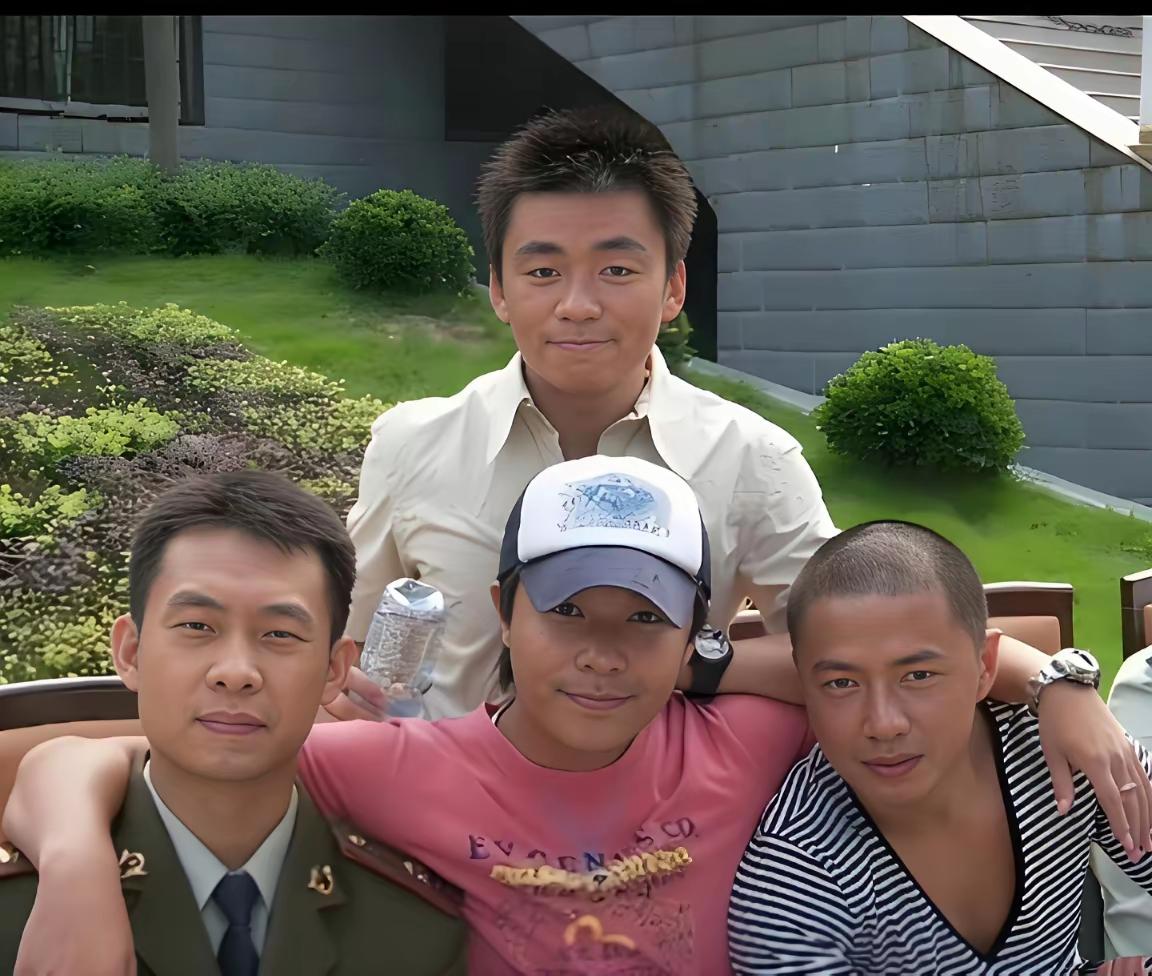 2006年，张译，陈思毅，段亦宏，王宝强四个人拍电视剧《士兵突击》时候的合影留念