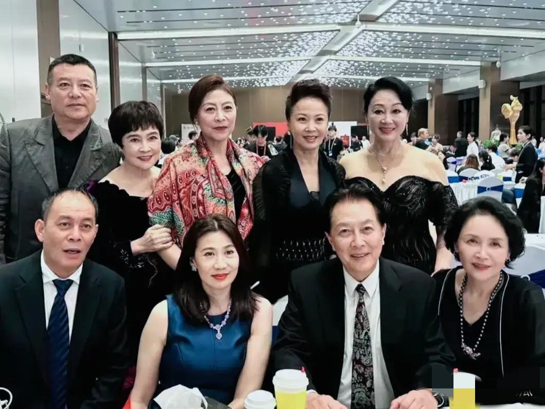 不是我吹！我敢说，这张照片里的人，如果你能认出三个，说明你已经老了！