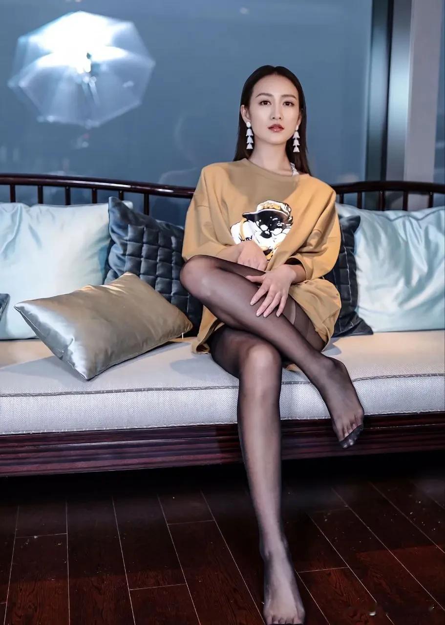 王鸥确实是大美女！这一套慵懒御姐风美到极致。但是至今只认识汪曼春，这形象挥之不去了[捂脸哭]王鸥