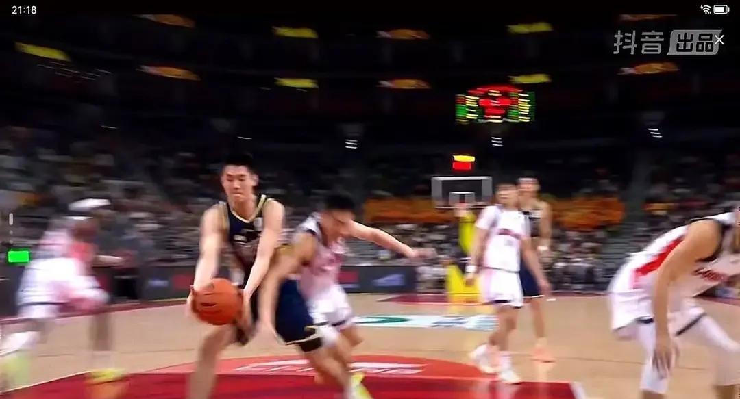 矮个子控卫天花板，传球快到摄像机都跟不上。那个广东外援刚摊手抱怨，下一秒直