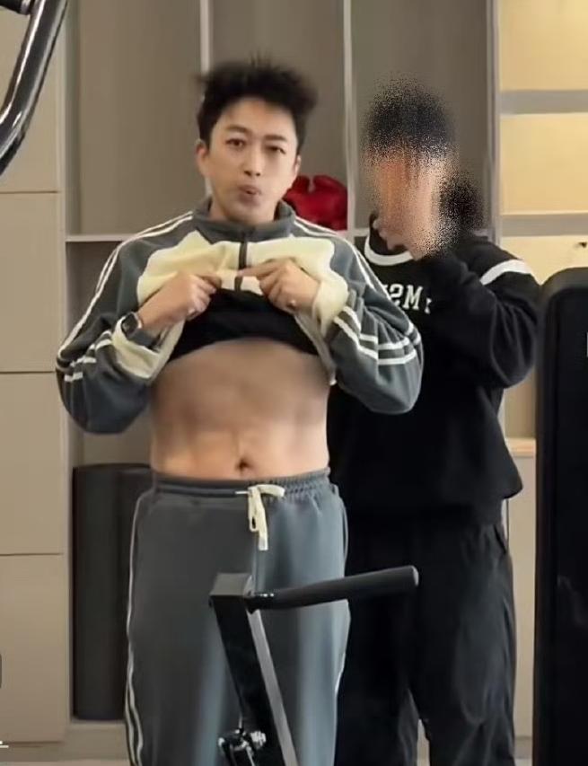 1月15日，知名导演于正在社交平台晒出腹肌照，照片中他掀起上衣展示刚练出来的四块